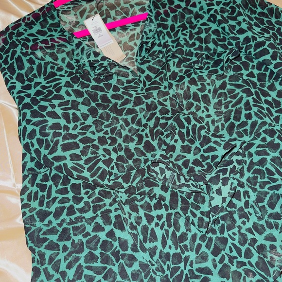 Green animal print blouse. - Picture 2 of 4